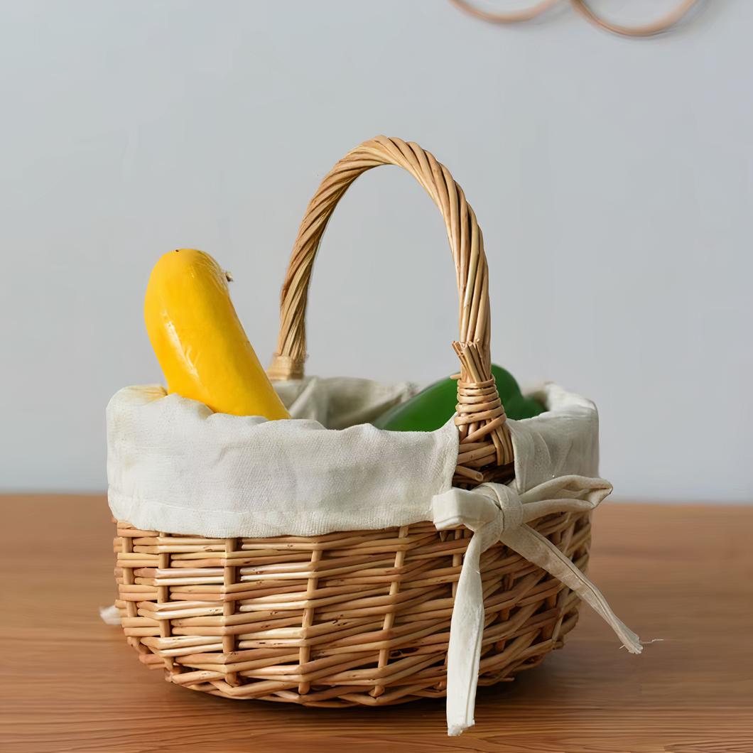 Petit panier en osier rempli de légumes.