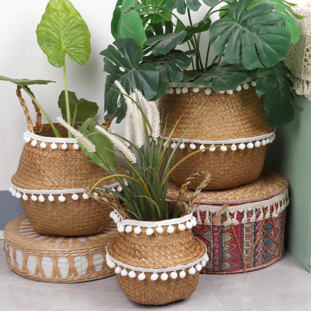 Cache pots en osier de différentes tailles avec des plantes à l'intérieur.