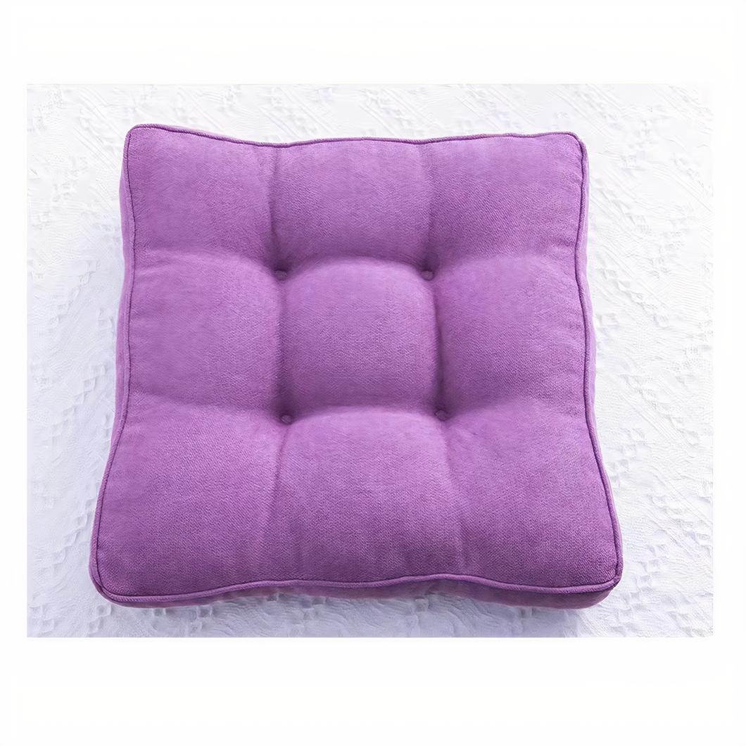Photo d'un coussin violet pour chaise de salle à manger sur un fond gris bordé de blanc