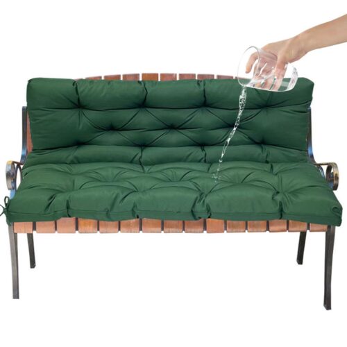 Photo représentant un coussin de fauteuil de jardin imperméable vert sur lequel on verse u de l'eau, il est attaché à un banc en bois à lattes, le tout sur fond blanc