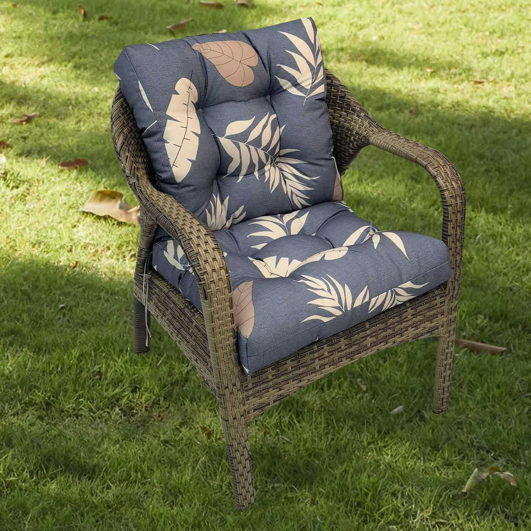 Photo d'un coussin de salon de jardin destiné aux chaises d'extérieur gris imprimé dans un jardin