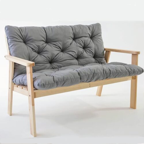 Photo représentant un coussin de salon de jardin gris sur un fauteuil en bois pour l'extérieur le tout sur fond blanc