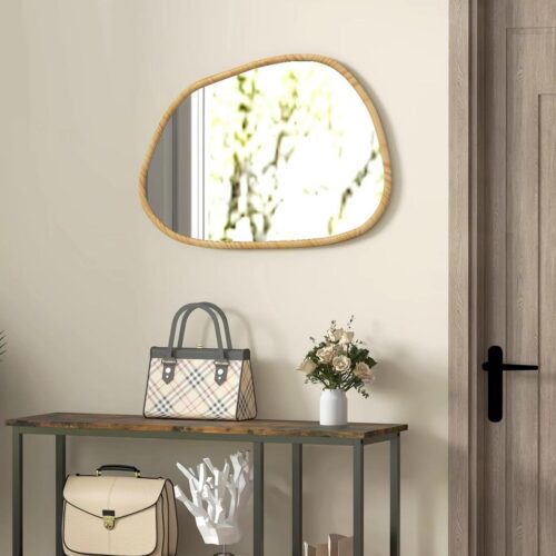 Miroir asymétrique en bois au dessus d'une console dans une entrée