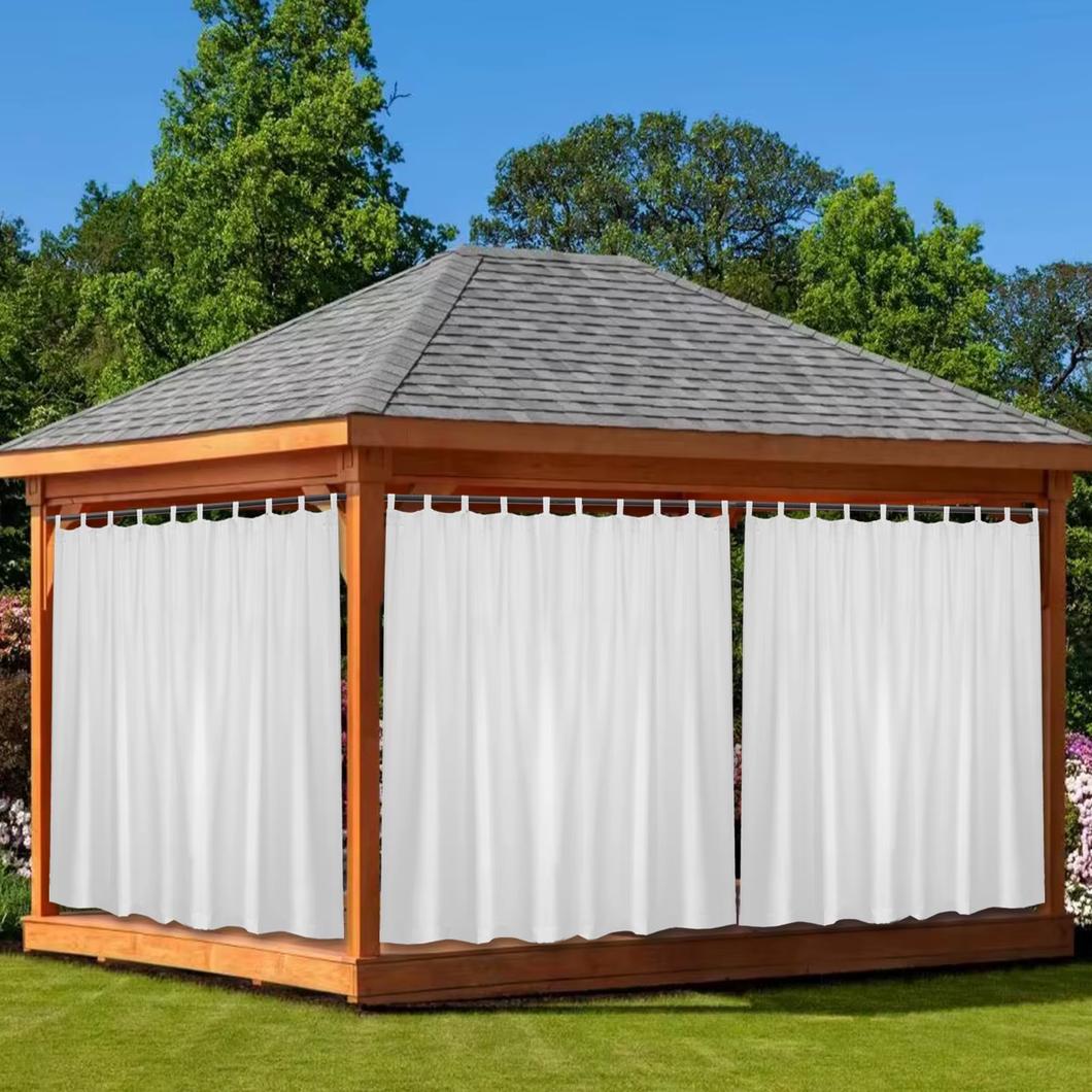 Grands rideaux blancs installés sur une pergola.