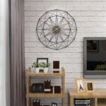 Photo d'une Horloge murale au design géométrique, sur un mur de brique avec des meubles en bois et une télé.