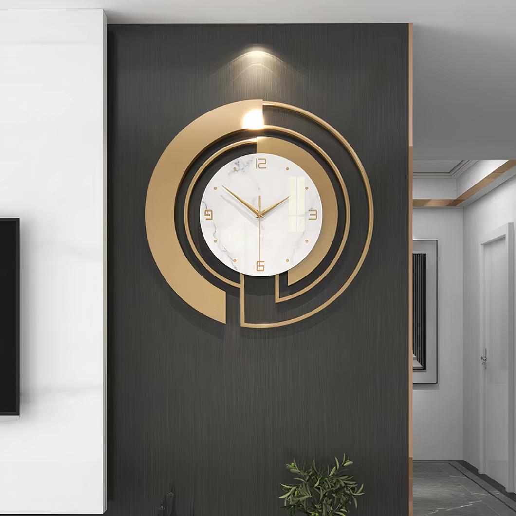 Photo d'une horloge murale dorée au design moderne en métal, dans un décor noir et blanc