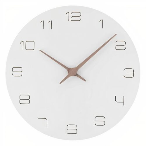 Horloge murale moderne et silencieuse blanche et beige, style minimalite.