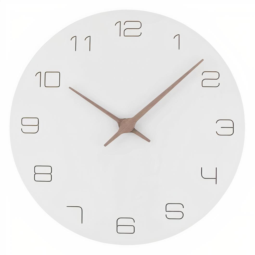 Horloge murale moderne et silencieuse blanche et beige, style minimalite.