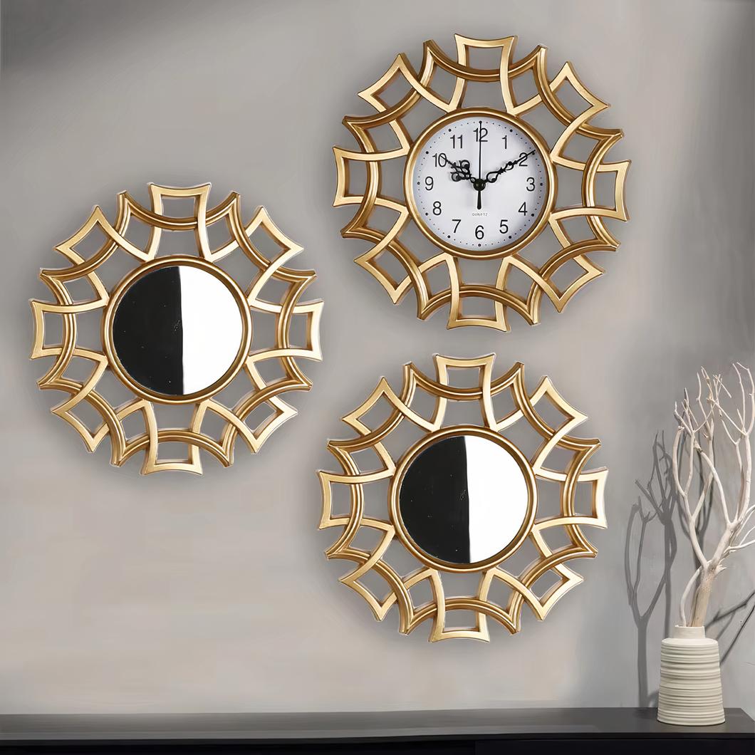 Photo d'une horloge murale au design originale en 3 pièces avec 2 miroirs sur un mur gris