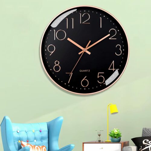 Horloge murale silencieuse moderne noire avec un verre de protection, accrochée sur un mur vert.