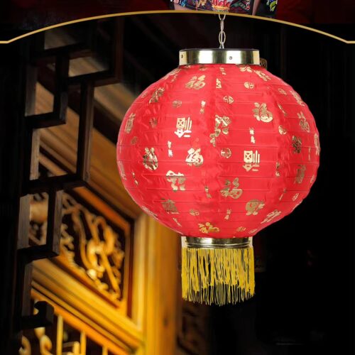 Lanterne chinoise rouge suspendue.
