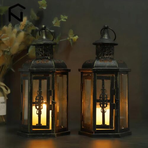 Lanternes posées avec des bougies à l'intérieur.