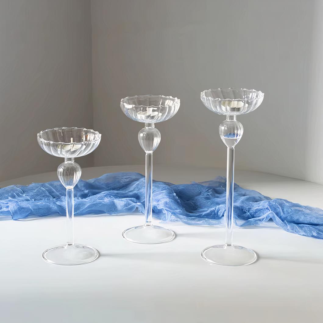 Trois bougeoirs en verre sur pied