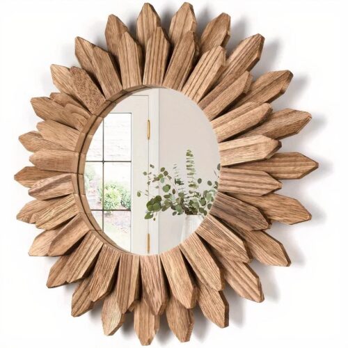 On voit un miroir en bois en forme de fleur