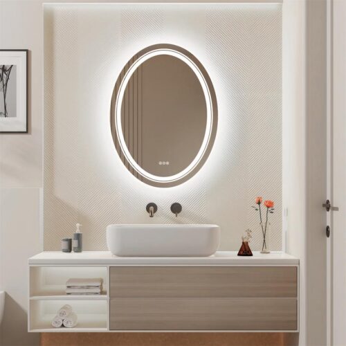 On voit une très belle salle de bain de magazine de décoration avec un miroir ovale lumineux