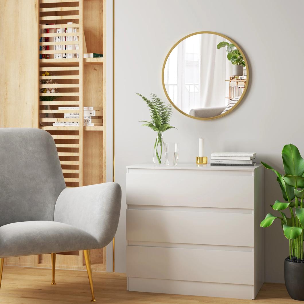 coin salon avec fauteuil gris, commode blanche ikéa et miroir rond doré