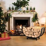 Panier à bois posé devant une cheminée.