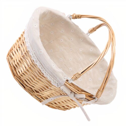 Panier en osier avec anses sur fond blanc.