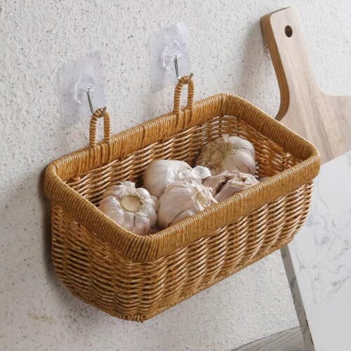 Panier de rangement en osier suspendu.