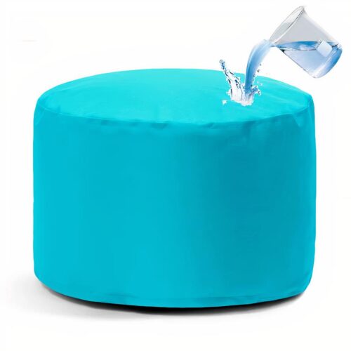 Photo d'un petit pouf bleu turquoise étanche sur lequel on verse de l'eau, le tout sur fond blanc