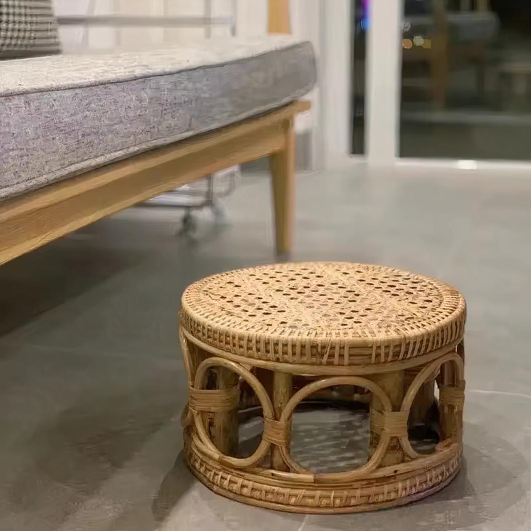 Petit tabouret circulaire en rotin.