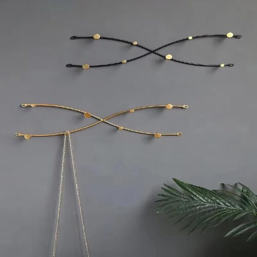 Deux porte-manteaux design accrochés au mur.