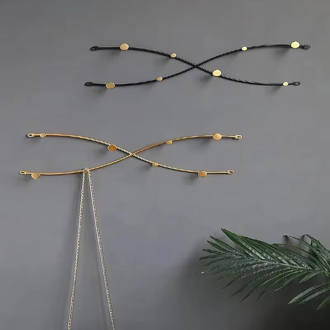 Deux porte-manteaux design accrochés au mur.