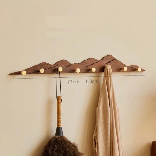 Porte-manteau mural en forme de montagne.