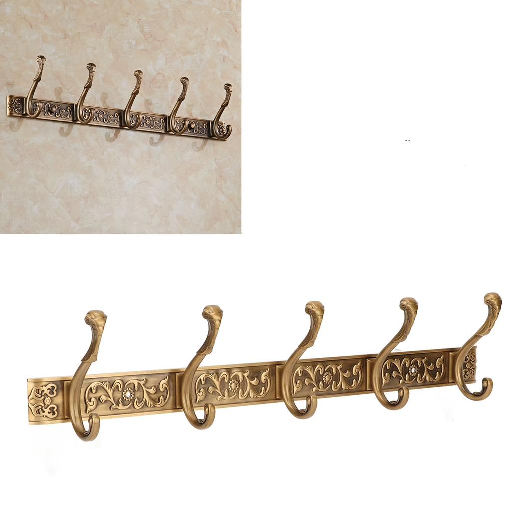 Porte-manteau mural sur fond blanc.