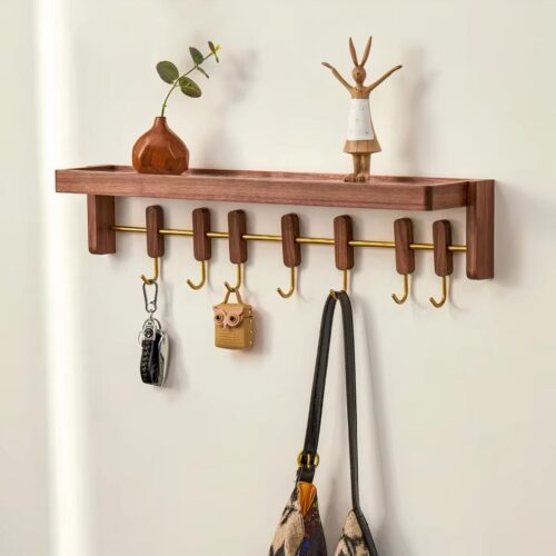 Porte-manteau mural avec crochets et étagère.