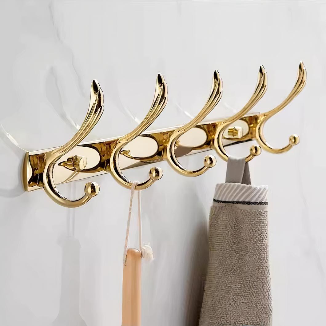 Porte-manteau doré en acier accroché au mur.