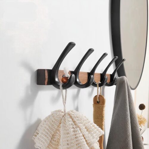 Porte-manteau mural noir et marron accroché au mur.