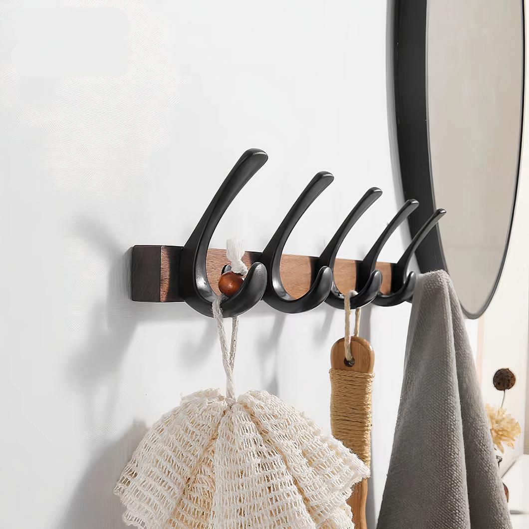 Porte-manteau mural noir et marron accroché au mur.
