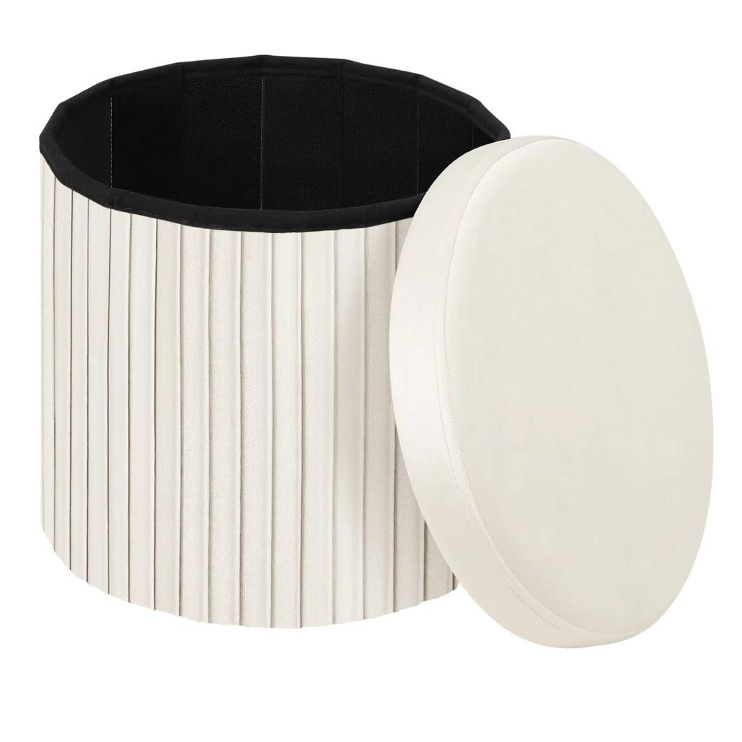 Photo d'un pouf de rangement en velours beige pliable à intérieur noir sur un fond blanc