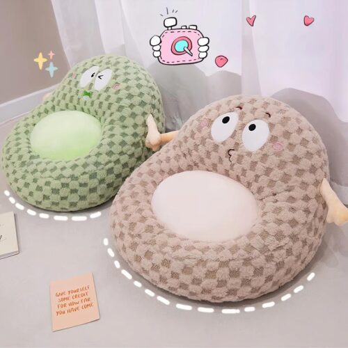 Photo de deux pouf pour enfants représentant grssièrement un bonhomme avec de petits bras et de gros yeux l'un beige et l'autre vert