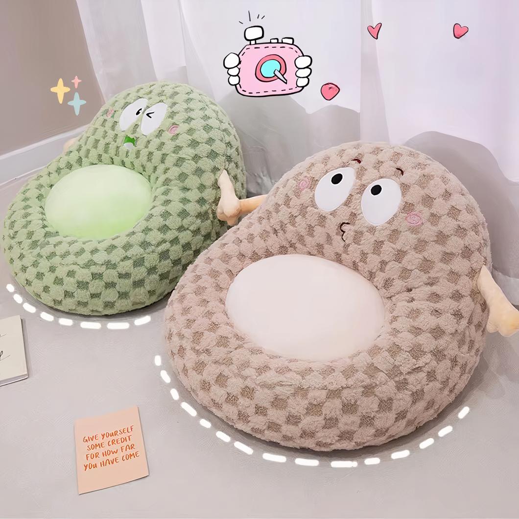 Photo de deux pouf pour enfants représentant grssièrement un bonhomme avec de petits bras et de gros yeux l'un beige et l'autre vert