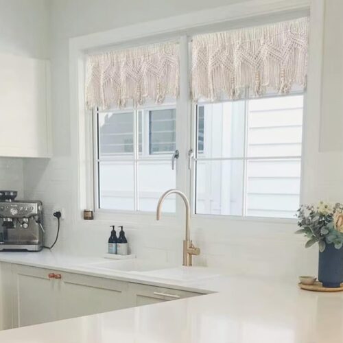 Rideau court sur une fenêtre de cuisine.