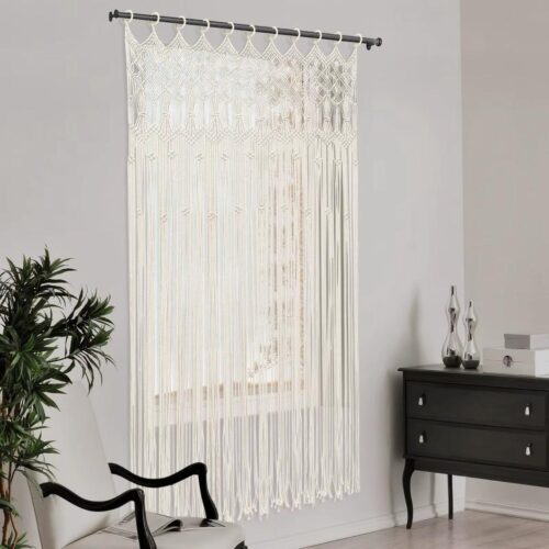 Rideau en macramé devant une fenêtre.