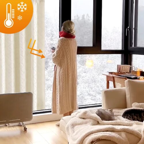 Femme se trouvant devant une fenêtre et un rideau.