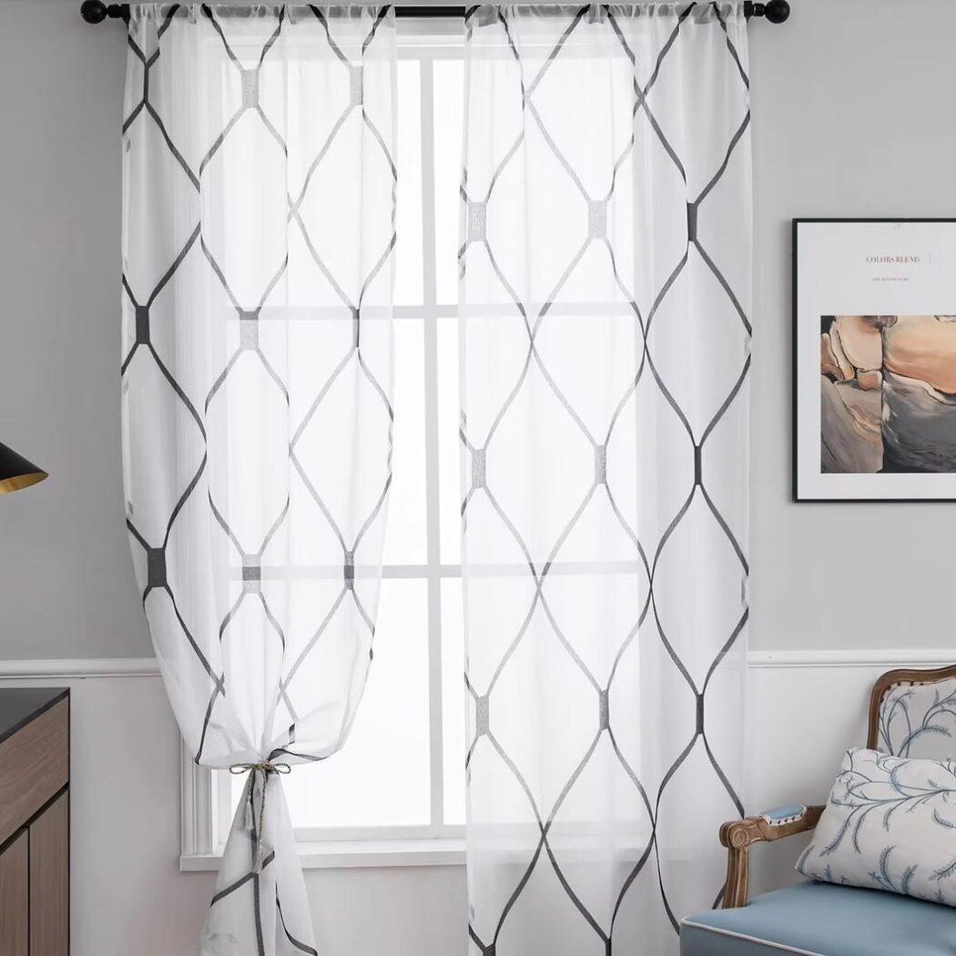 Rideau voilage blanc devant une fenêtre.