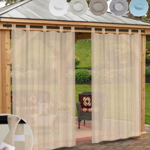 Rideaux beiges accrochés à une pergola.