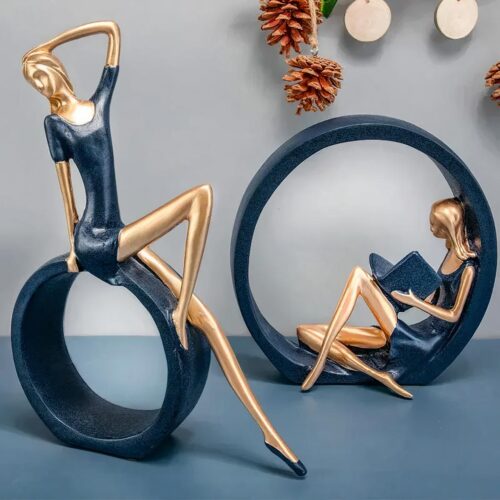 Deux statuettes bleues et dorées avec femme en robe bleue et courte.