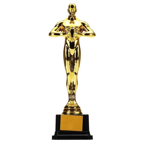 On voit sur fond blanc, une statuette dorée, un Oscar de cinéma.