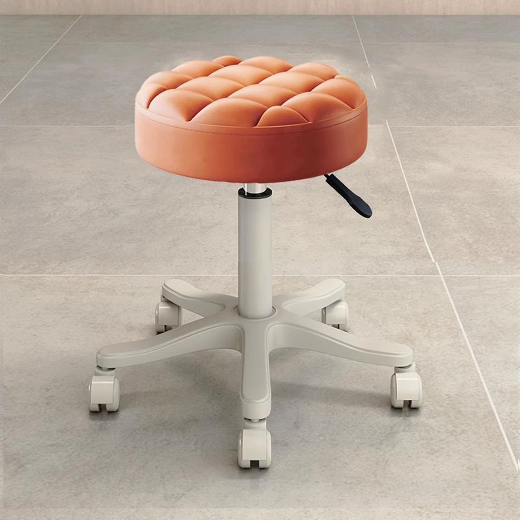 Tabouret orange à roulettes.