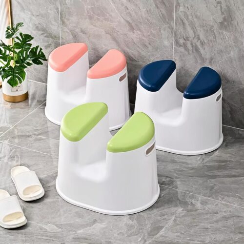 Tabourets de salle de bain de différentes couleurs.
