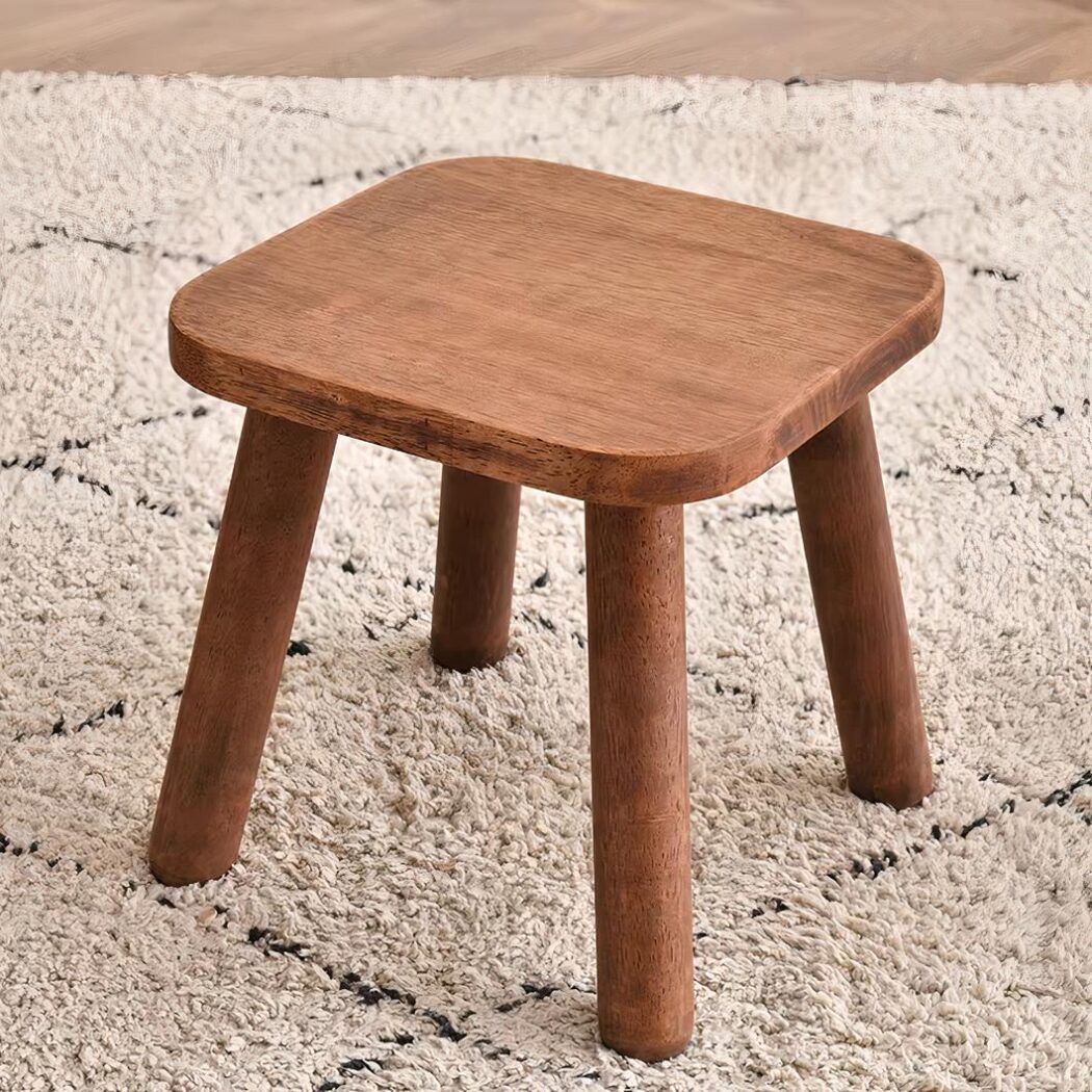 Tabouret en bois.