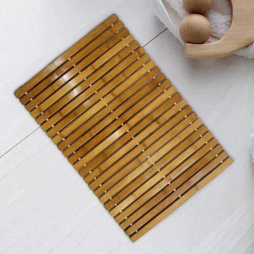 Tapis de salle de bain imitation bambou sur un sol gris