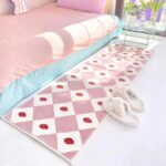 Tapis en damier rose aux motifs fraises