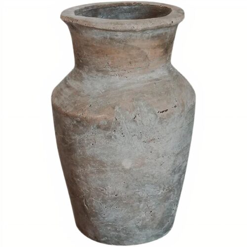 Vase en terre cuite sur fond blanc.