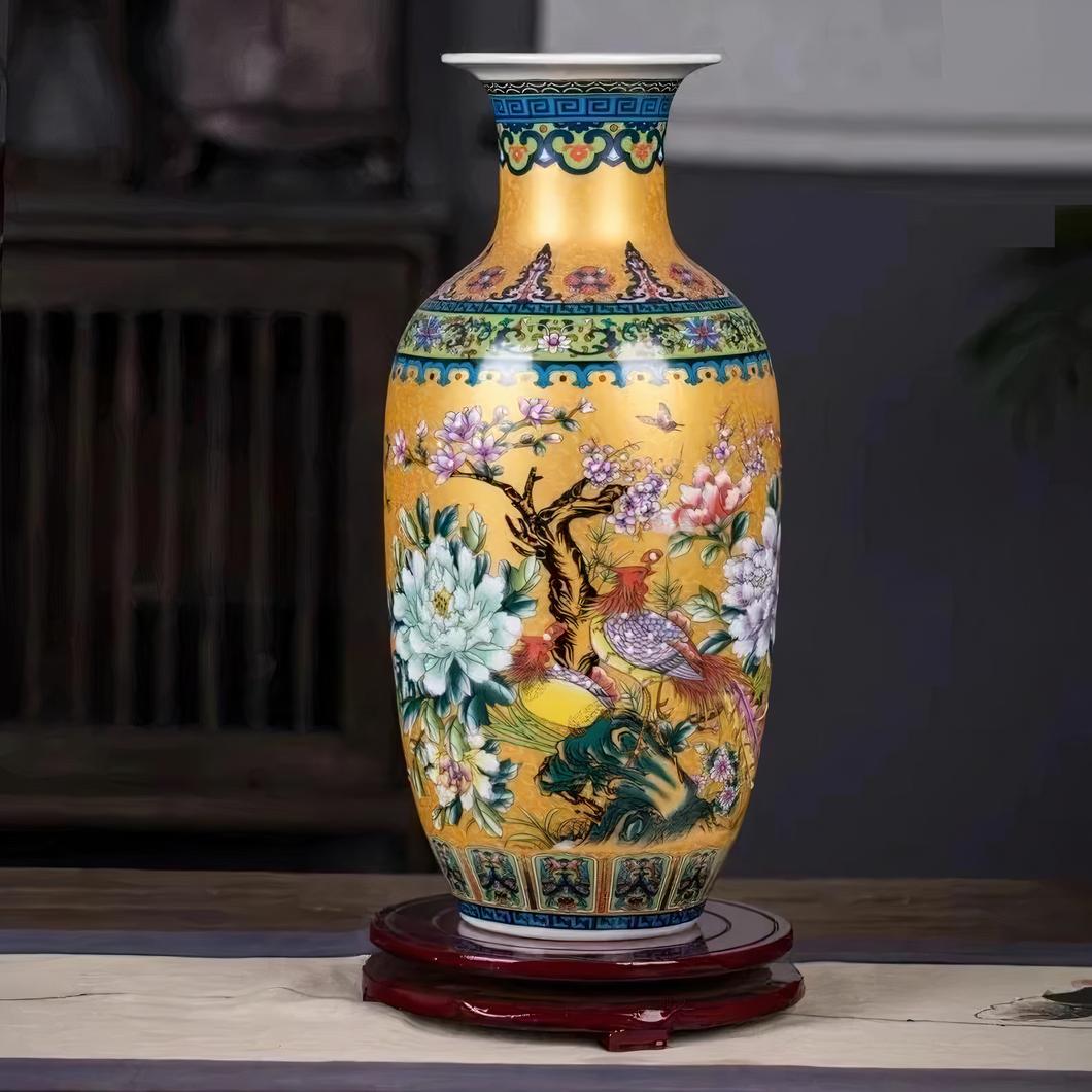 Vase chinois doré avec des motifs.